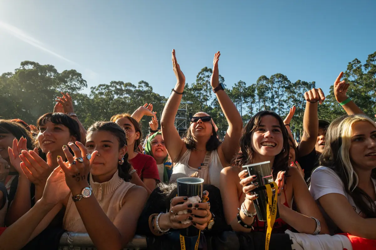 Fãs de Louis Tomlinson, ex-One Direction, não desgrudam da frente do palco do Marés Vivas, colados às grades como fãs de ferro