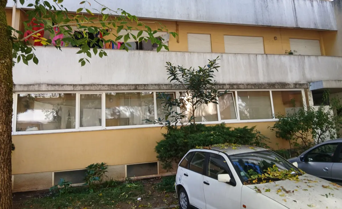 O edifício onde ocorreu a agressão