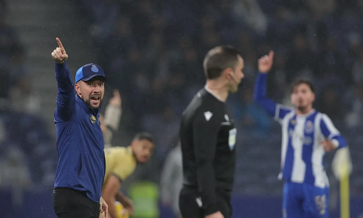 Francesco Farioli estreou um boné azul durante o jogo da Taça de Portugal