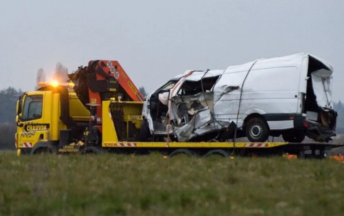 Veículo adaptado para transportar mais passageiros ficou destruído
