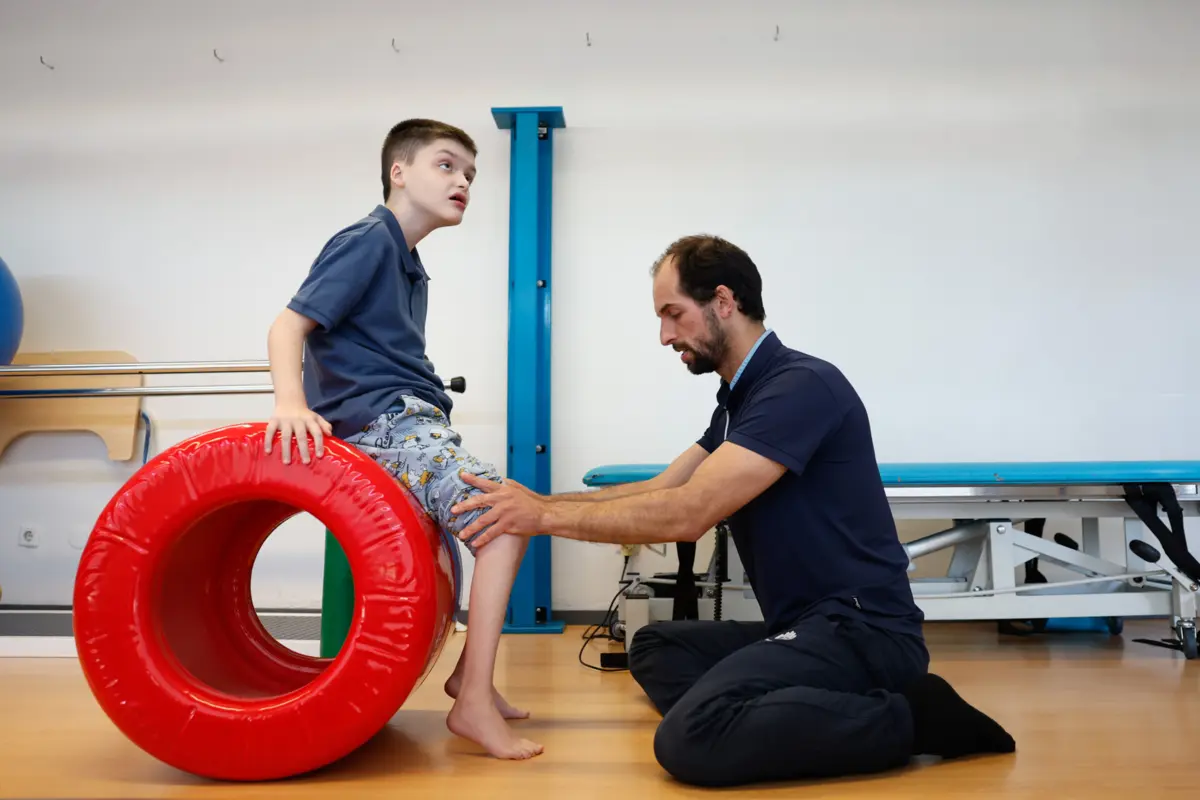 Rodrigo tem sessões de fisioterapia, de terapia ocupacional e de terapia da fala