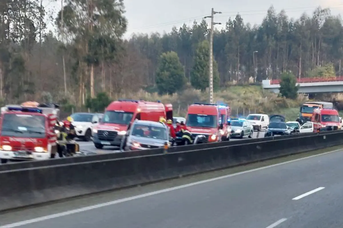 Acidente está a congestionar na A3