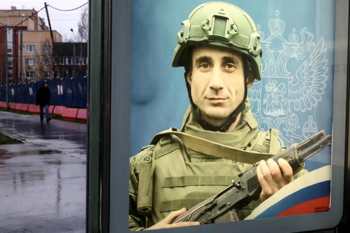 Cartaz em Moscovo apela ao alistamento no exército