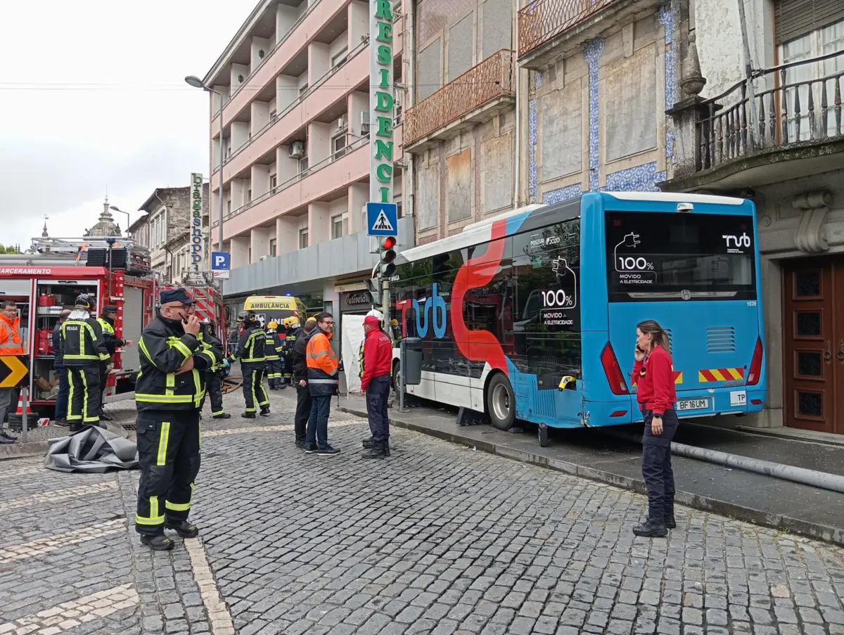 Acidente com autocarro dos TUB matou um funcionário municipal que seguia no passeio