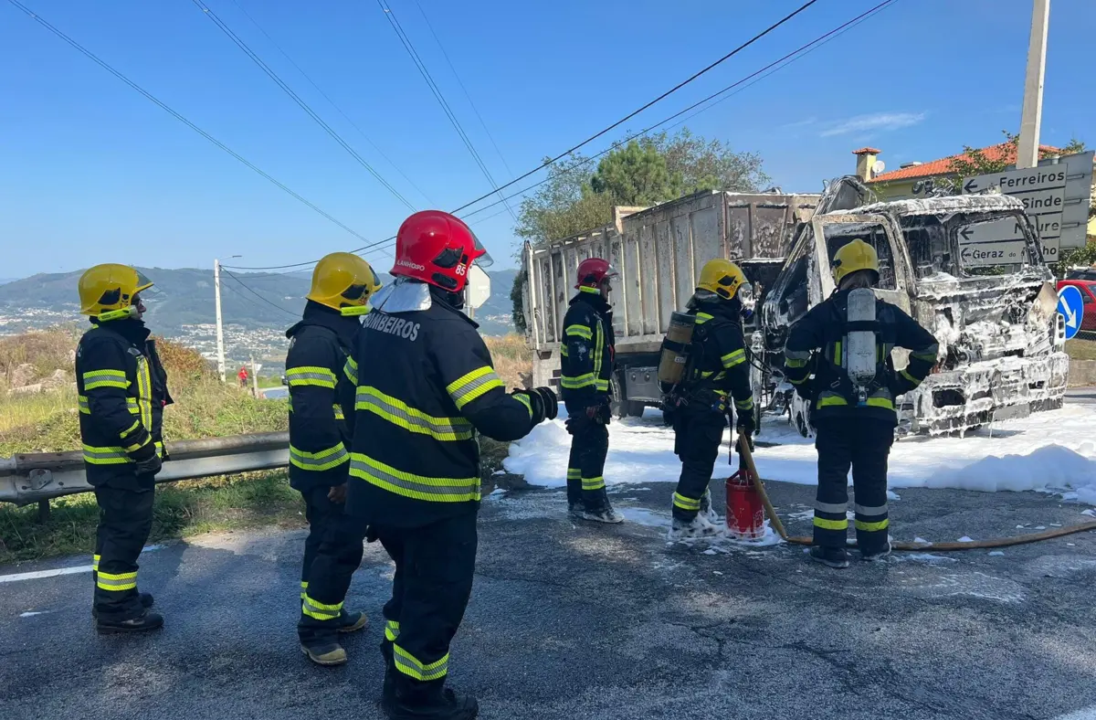 Bombeiros Voluntários da Póvoa de Lanhoso extinguiram o fogo