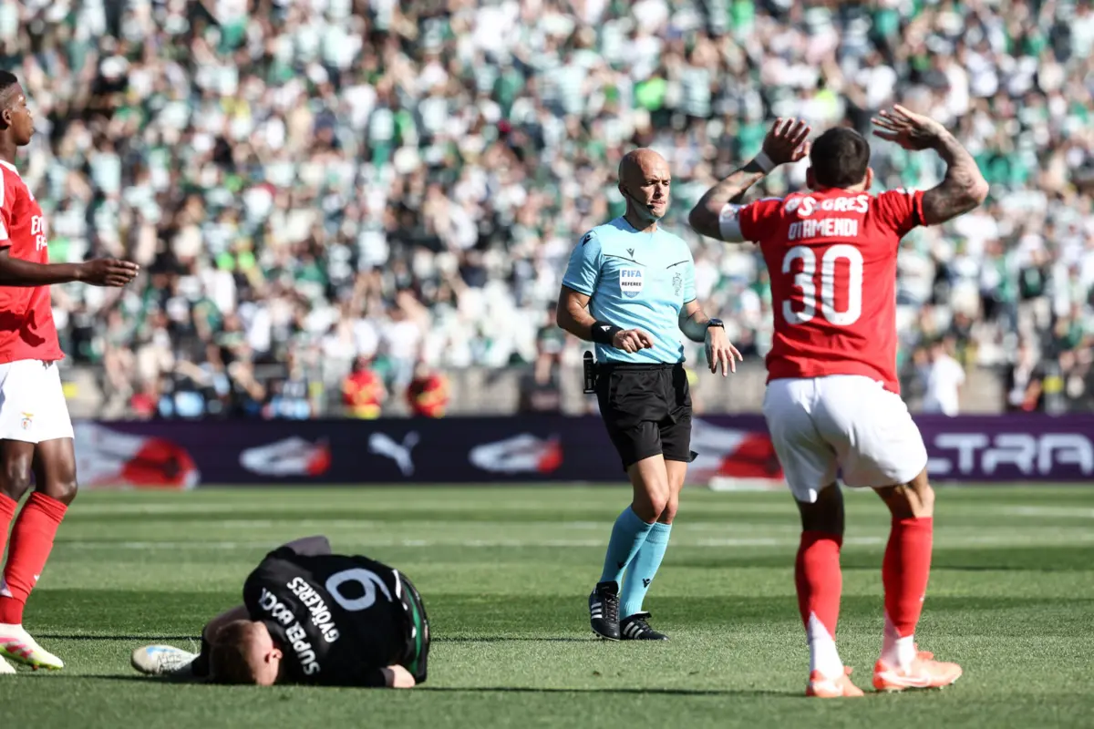 Segundo amarelo por exibir a Harder e vermelho direto a Matheus Reis mancham exibição de Luís Godinho e do VAR