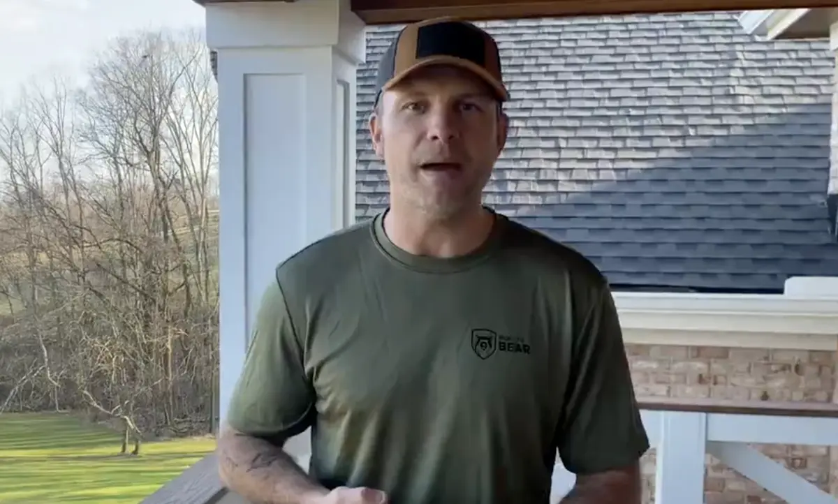 Ex-oficial da Guarda Nacional do Exército e veterano das guerras do Iraque e do Afeganistão, Hegseth construiu uma sólida presença como comentador de televisão e defensor das políticas conservadoras de Trump