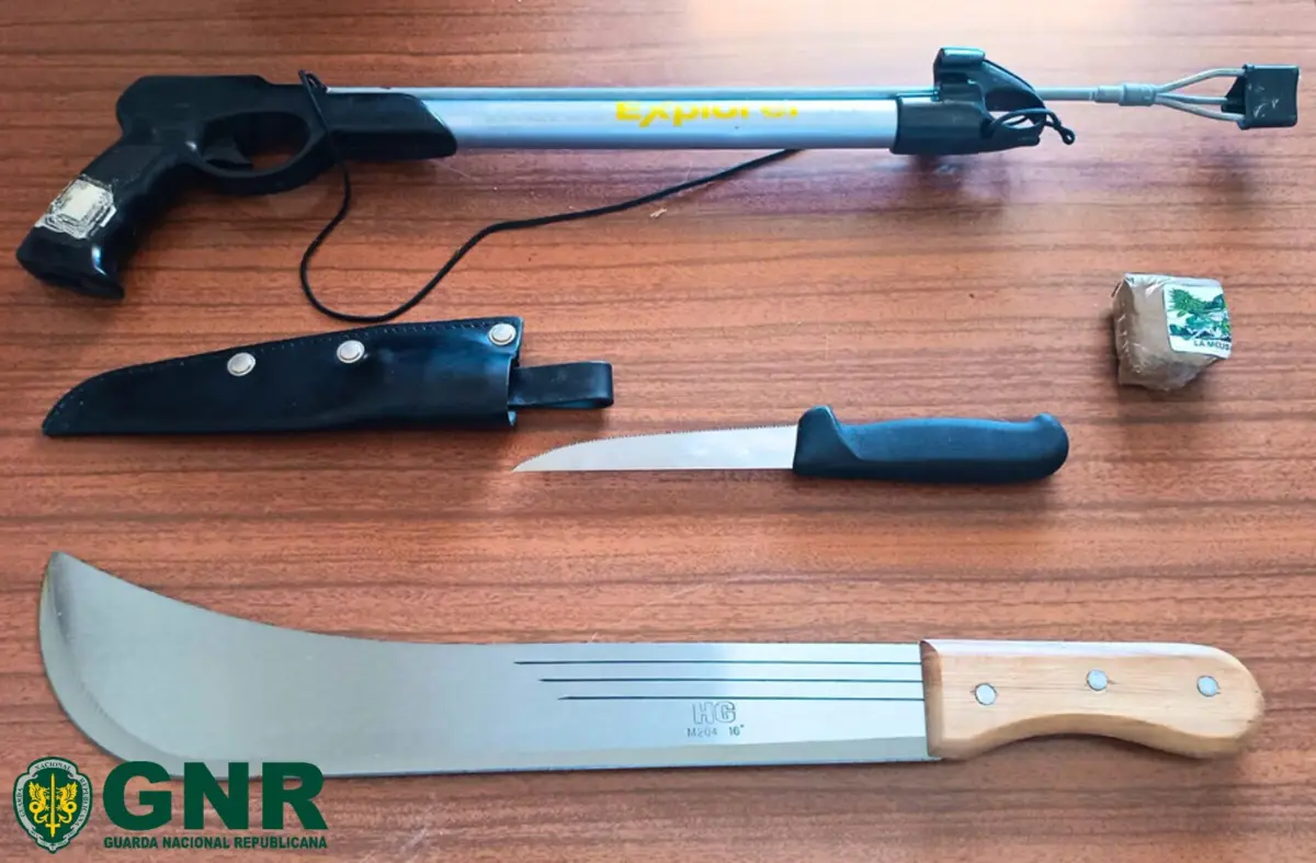 GNR apreendeu uma catana, uma arma de caça submarina e uma faca de caça submarina
