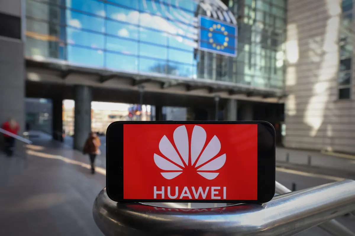 Autoridades belgas fizeram buscas no âmbito de uma investigação de corrupção no Parlamento Europeu que envolve lobistas da chinesa Huawei