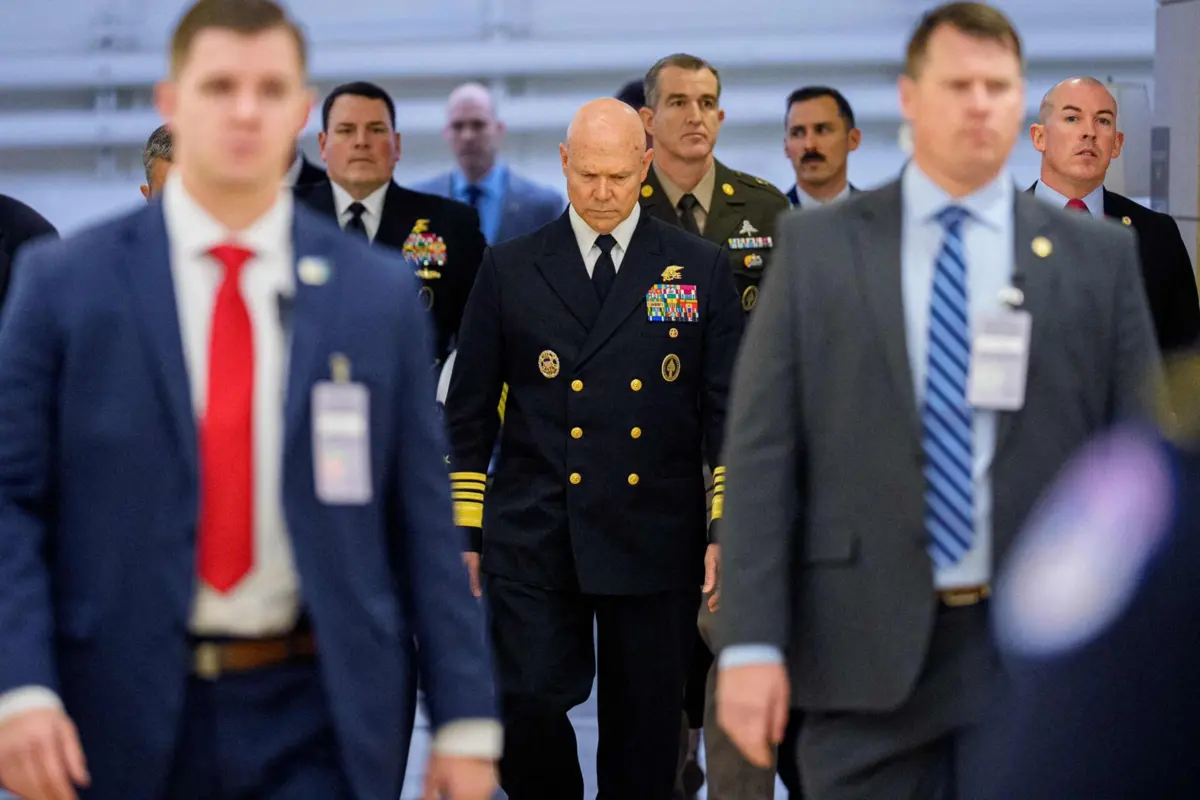 Frank Bradley ao chegar ao Capitólio para audiência com congressistas sobre polémico segundo ataque a sobreviventes nas Caraíbas.