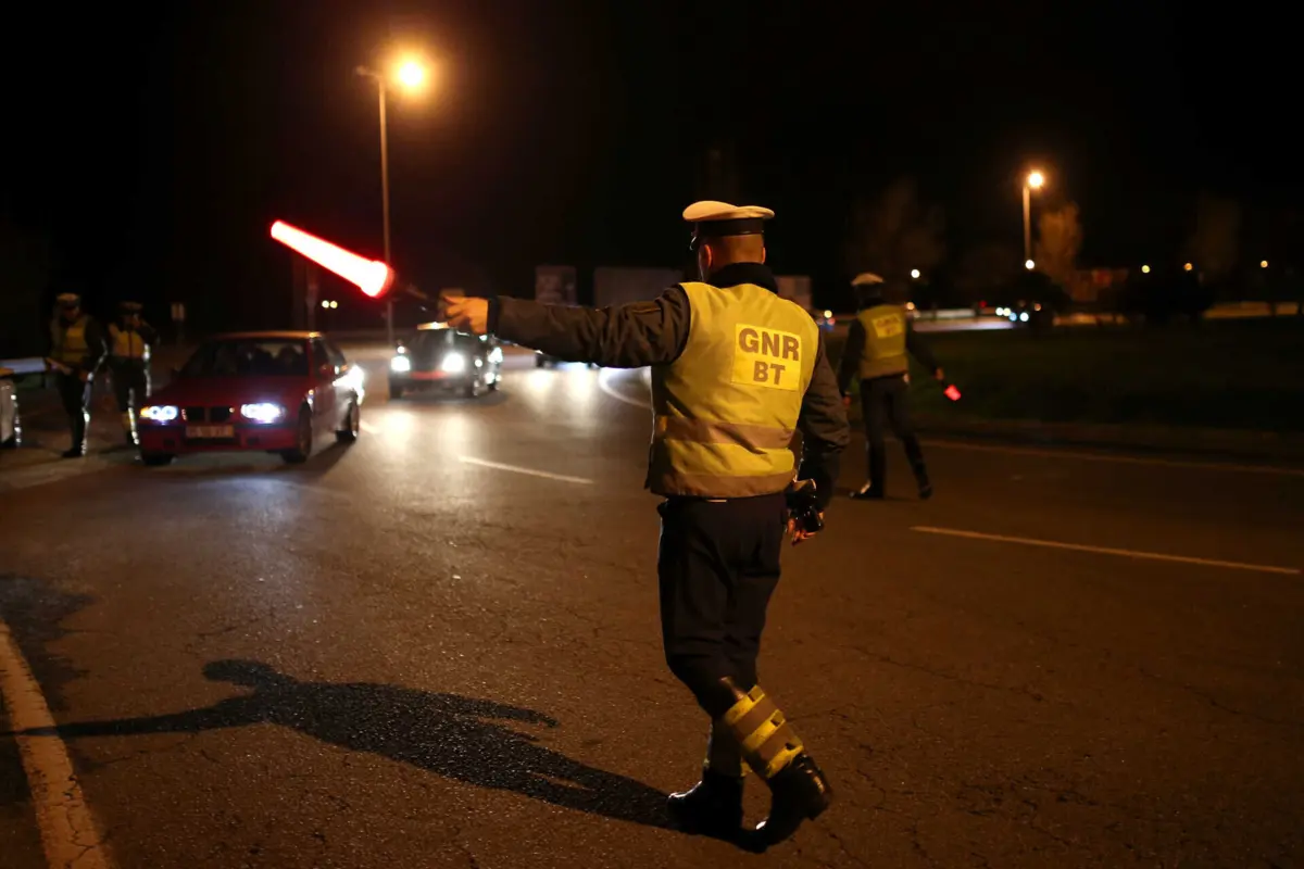 GNR deteve, após perseguição, homem que havia furtado uma máquina de tabaco e seguia num carro roubado
