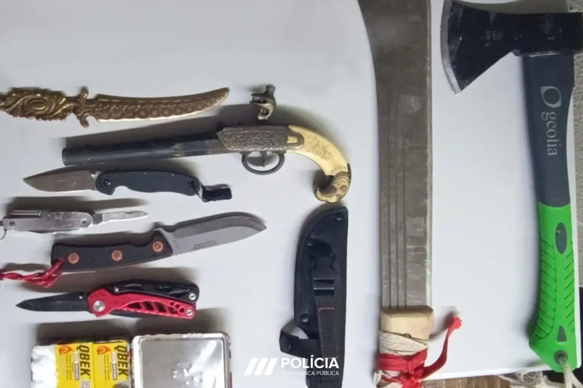 Além do machado, os polícias apreenderam outras armas brancas que o suspeito tinha na sua posse