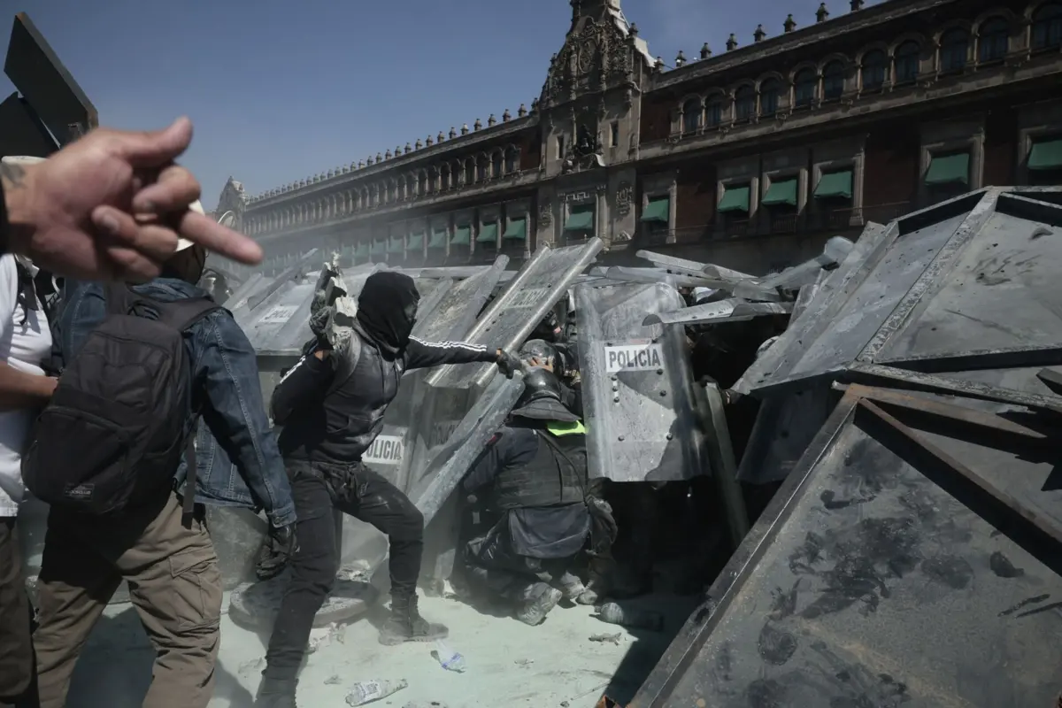 Vinte manifestantes e 100 polícias ficaram feridos, sendo que 40 agentes foram hospitalizados