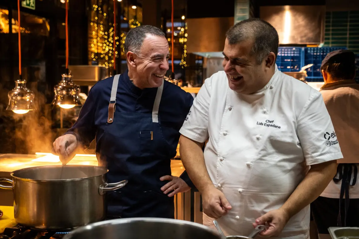 Vítor Sobral (à esq. na foto) com o chef Luís Espadana.