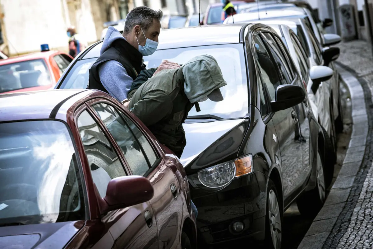 Quando os assaltantes saíram do estabelecimento foram logo detidos pelos agentes da PSP