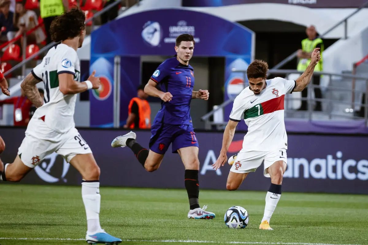 Pedro Neto, jogador de Portugal, remata à baliza