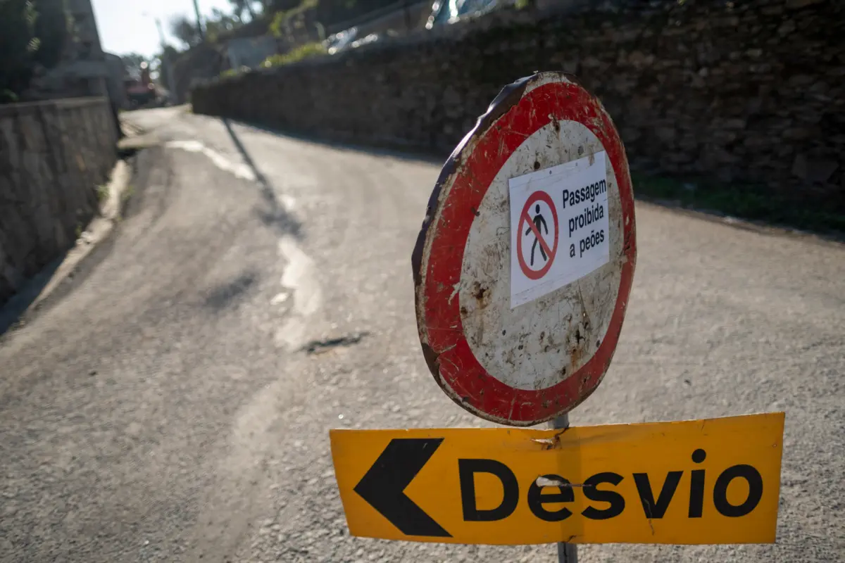 Em Atiães, entre Braga e Vila Verde, ainda não há saneamento. E as estradas "estão péssimas", dizem os moradores