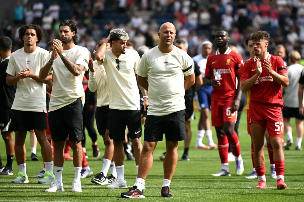 Arne Slot (no meio) e Diogo Jota conquistaram uma Premier League nos reds