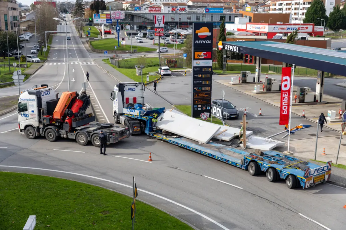 Placas de cimento caíram para a via