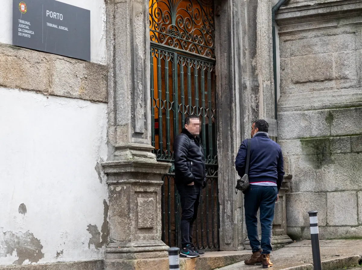 Arguido (de preto) esta segunda-feira à porta do Tribunal de São João Novo