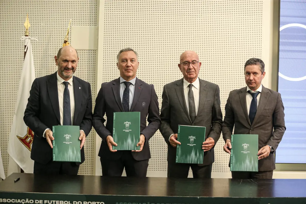 Os líderes das associações de futebol do Porto e da Galiza, José Manuel Neves e Rafael Louzán Abal, e os responsávéis pela arbitragem em Portugal em Espanha, José Fontelas Gomes e Luis Medina Cantale