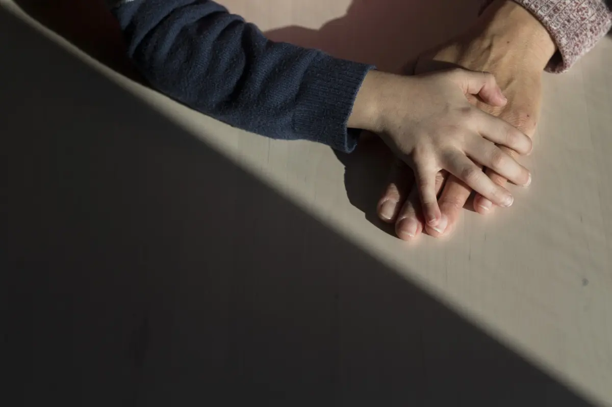 A criança vive com a mãe e os meios-irmãos em Guimarães, onde regista uma evolução positiva