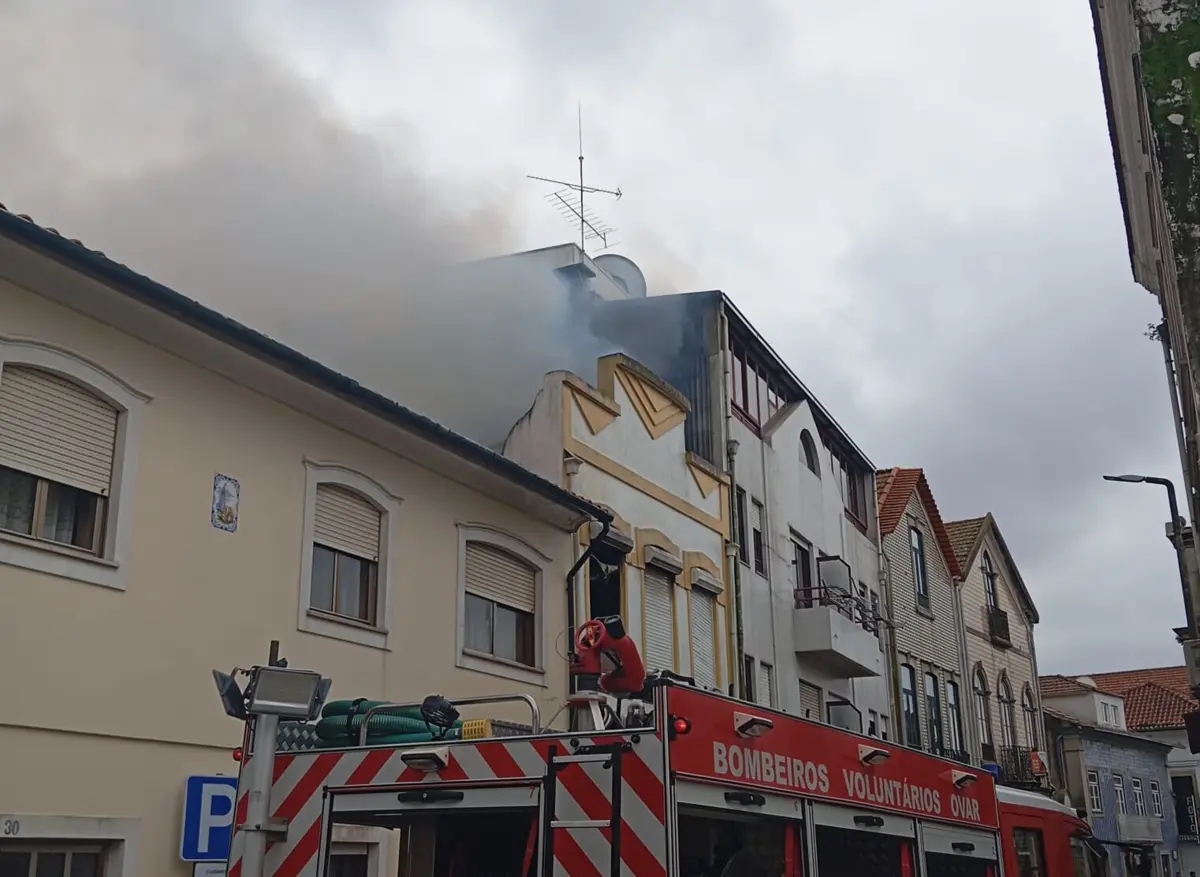 Imagem de contexto do artigo Incêndio danifica casa em Ovar e desaloja mãe e filho
