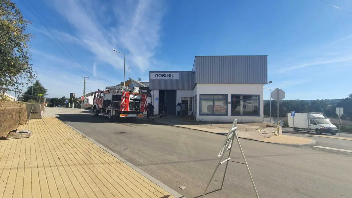 O incêndio provocou estragos avultados na fábrica de Robinil, nomeadamente ao nível da cobertura