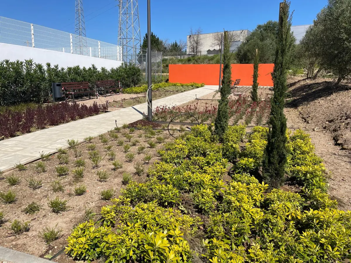 O jardim tem um mural da memória onde os tutores podem colocar uma placa a lembrar o animal de companhia falecido.
