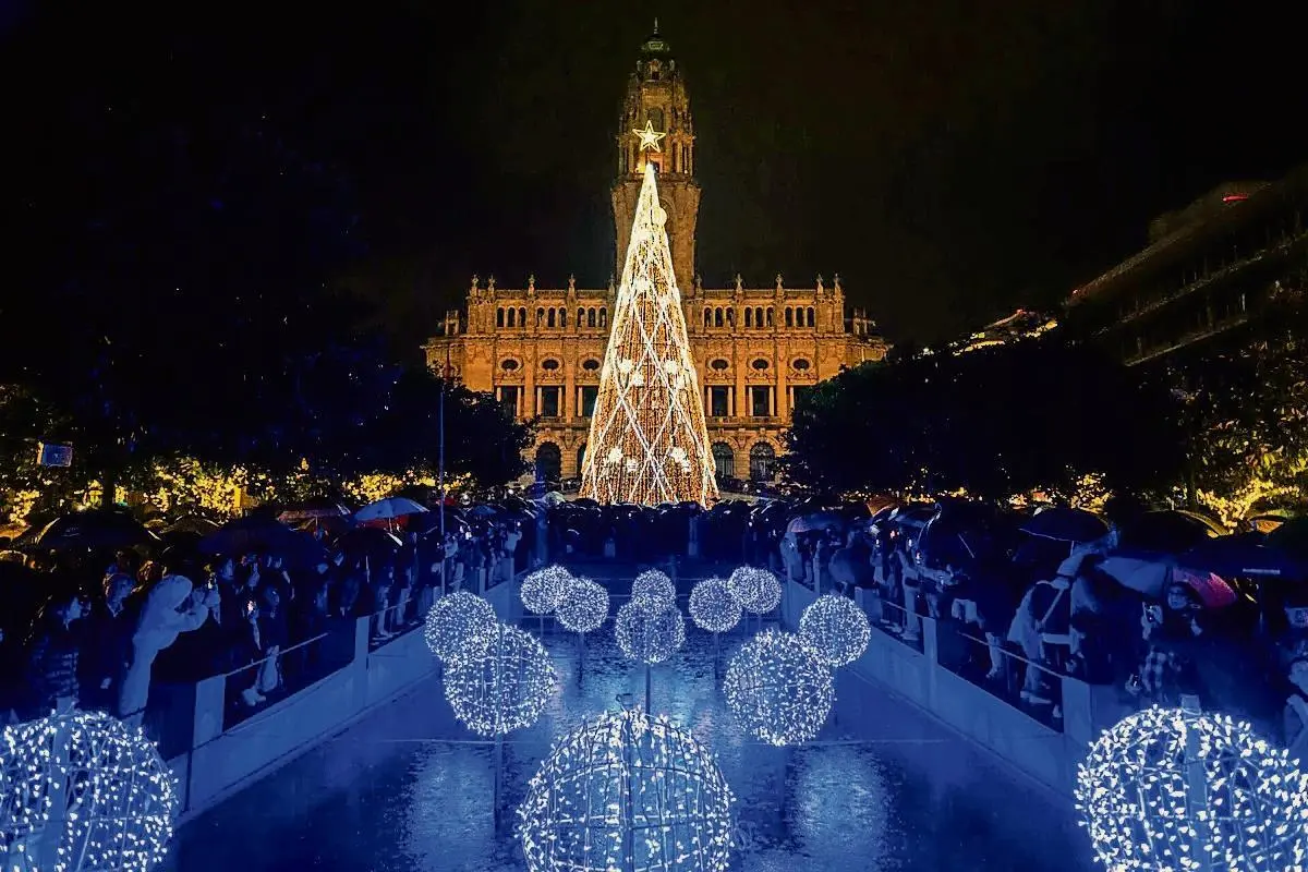 O Porto vai lidar a árvore de Natal gigante na Praça do General Humberto Delgado ao final da tarde do dia 29 de novembro