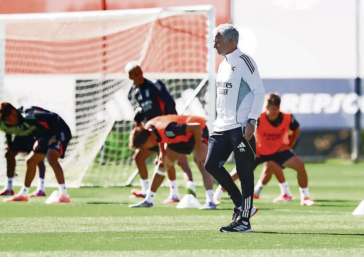 Mourinho a orientar um treino das águias