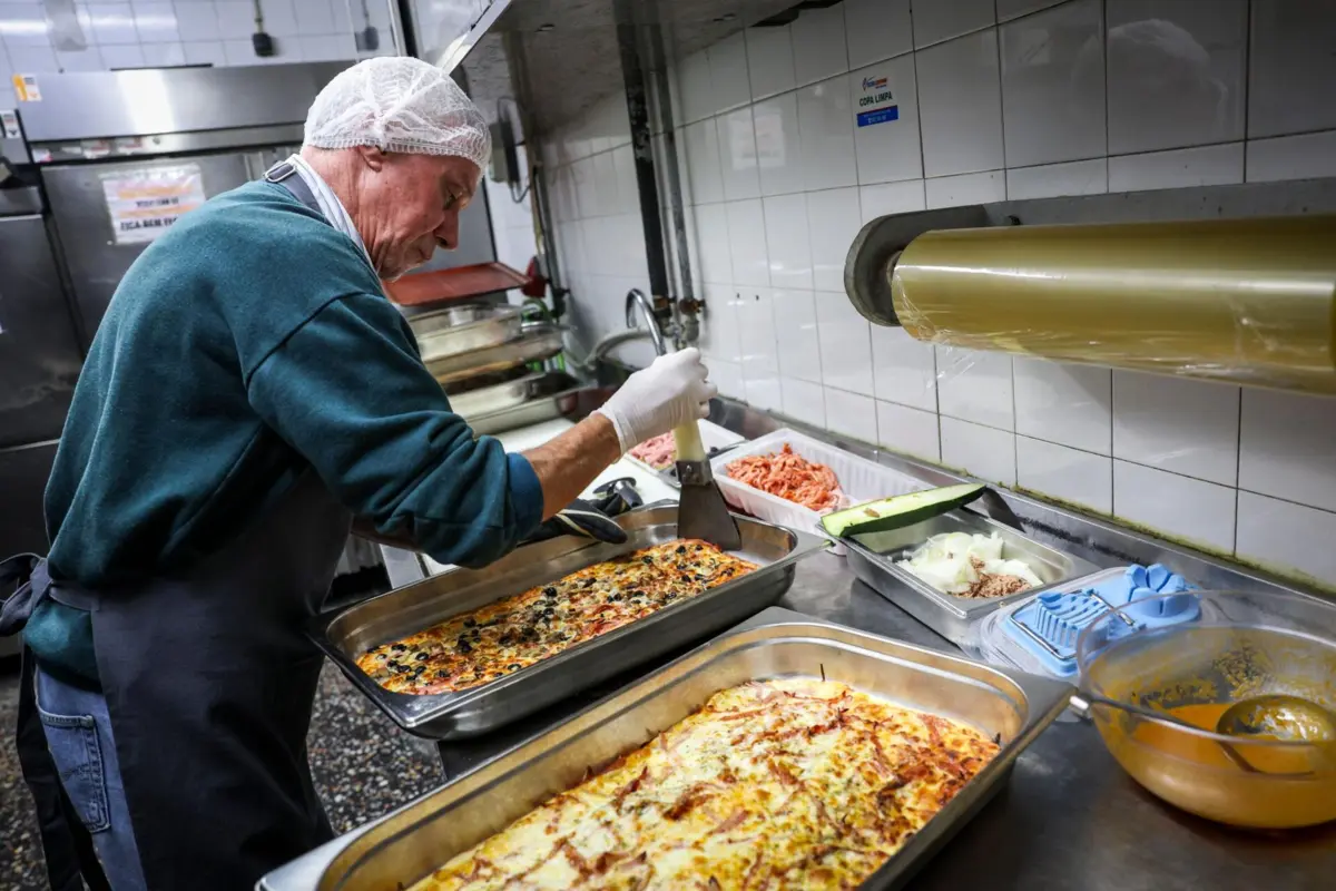 Cada cliente deixa um donativo que reverte para quem preparou e serviu a pizza