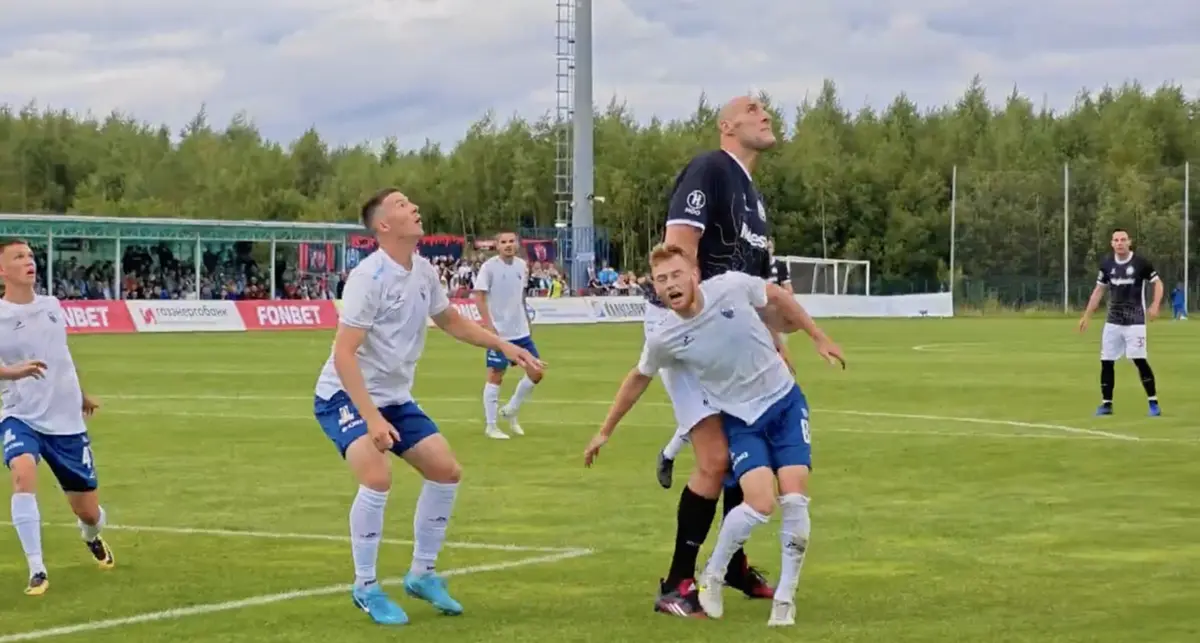 O atleta é muito mais alto que os adversários