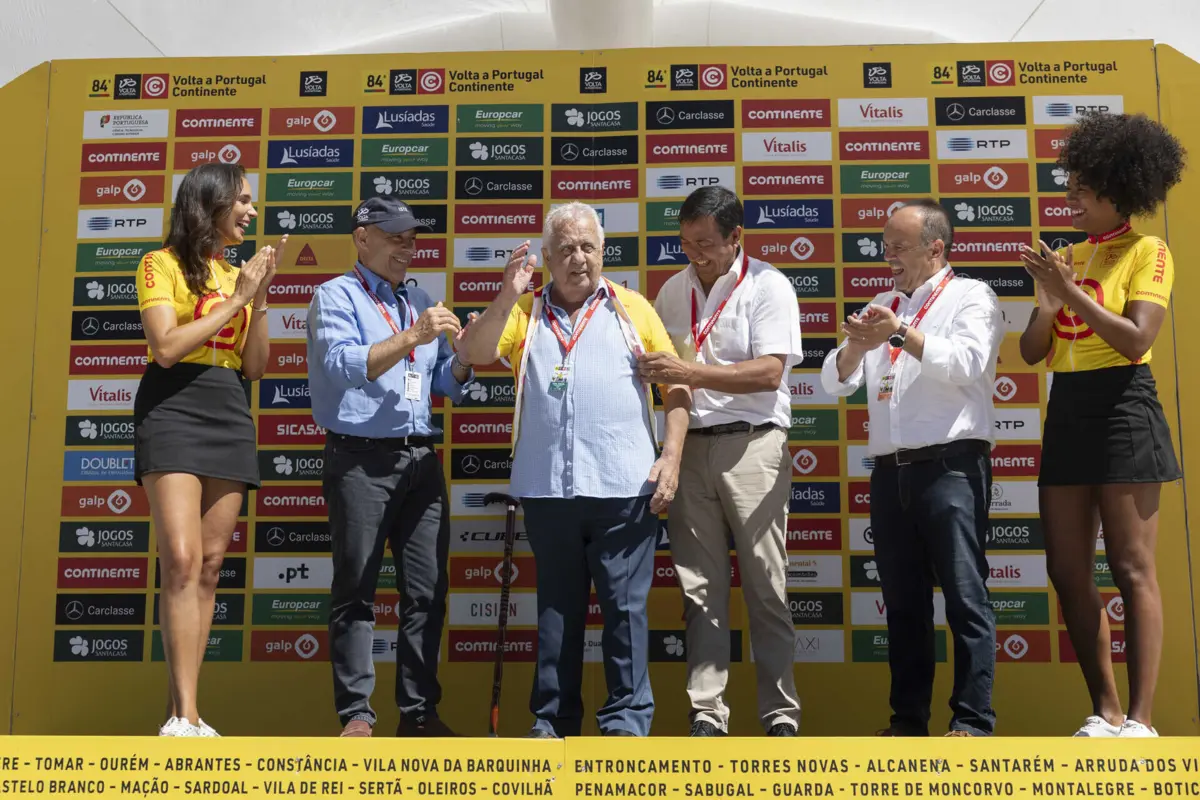 Fernando Emílio, ao centro, foi homenageado em 2023 pelas 50 Voltas a Portugal