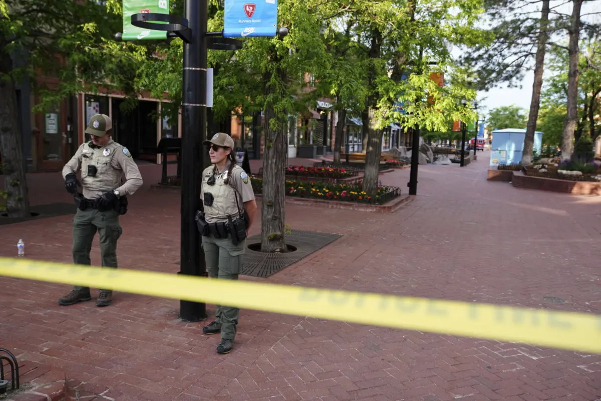 Homem usou um lança-chamas de fabrico caseiro para atacar um grupo de pessoas