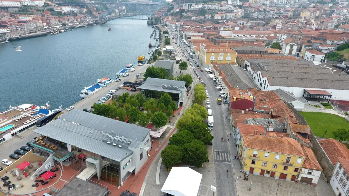 Na frente ribeirinha de Vila Nova de Gaia abundam as esplanadas