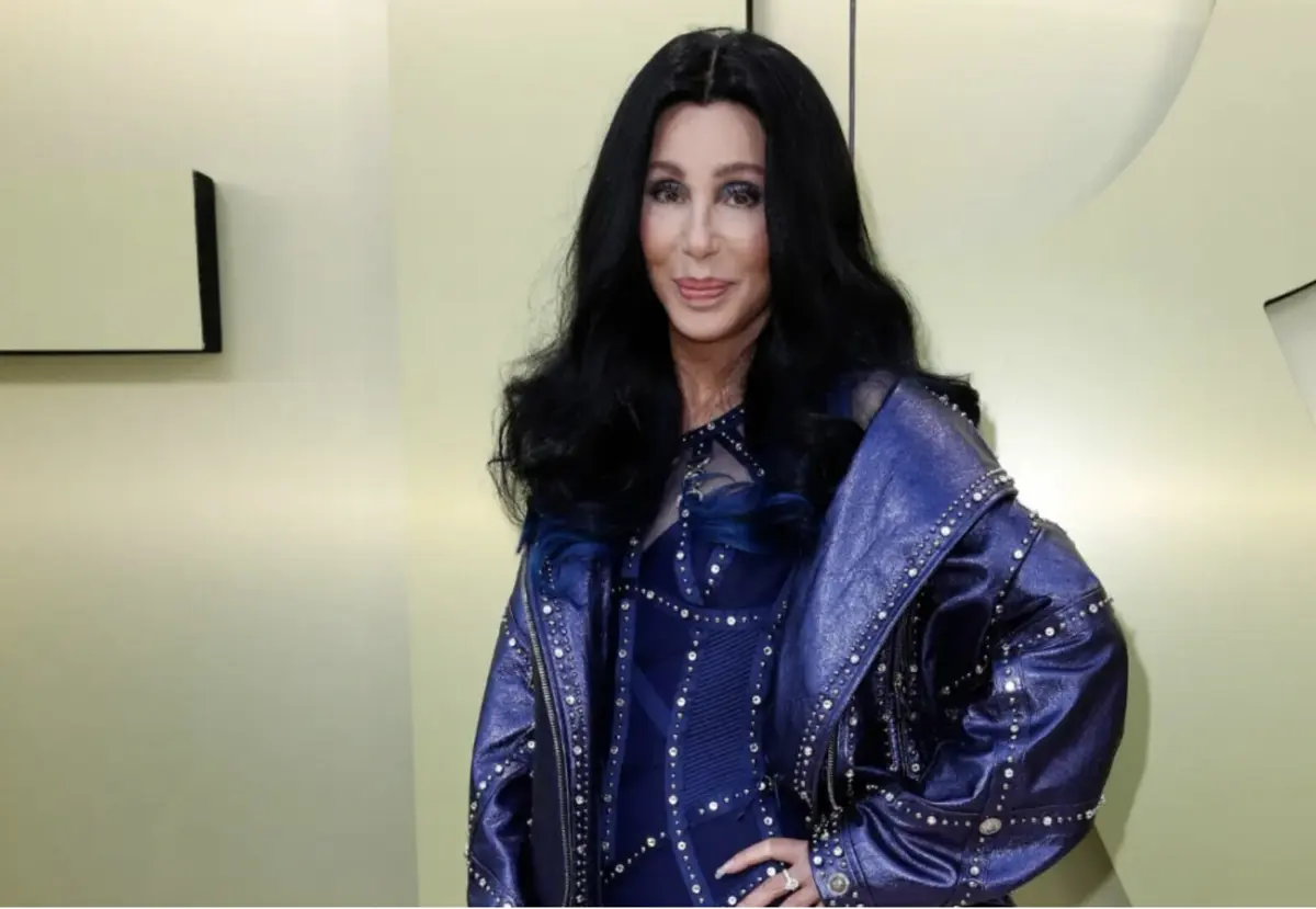 Cher tenta salvar o filho da dependência de drogas e colapso financeiro