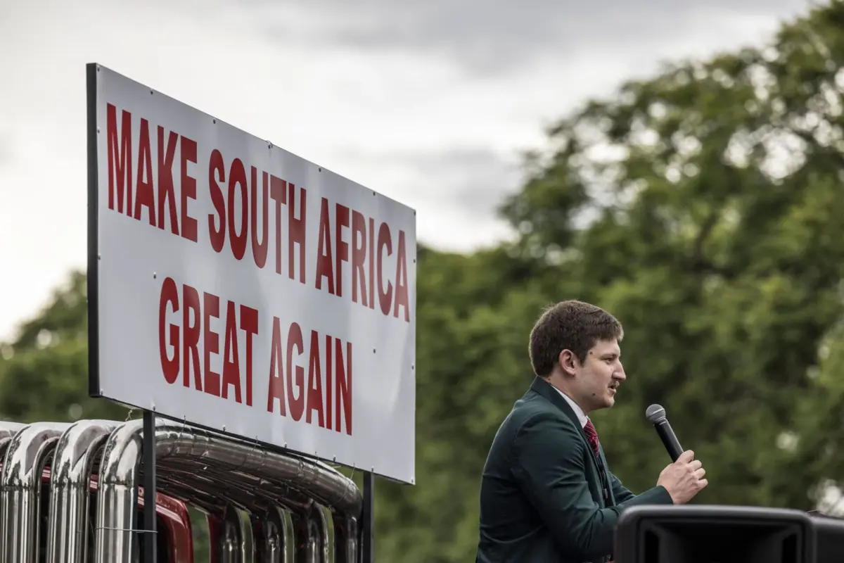 Trump assinou um decreto executivo que permite aos afrikaners que aleguem sofrer "discriminação racial injusta" pedir asilo