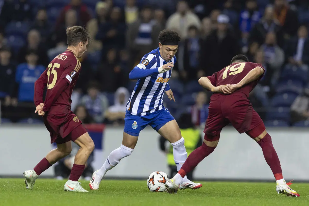 Pepê, jogador do F. C. Porto, tenta passar pelos jogadores da Roma