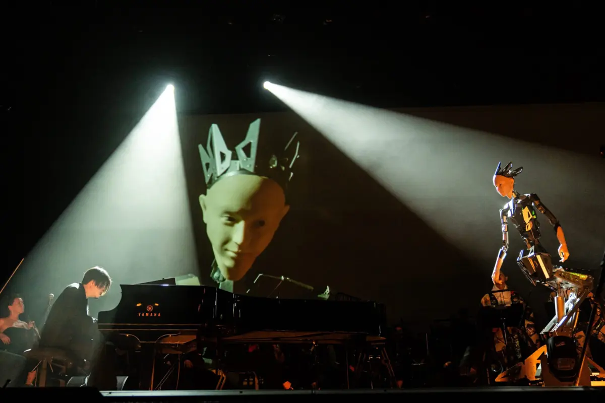 Compositor e pianista Keiichiro Shibuya vai tocar com um andróide que canta e é dotado de inteligência artificial. É no Teatro Tivoli, Lisboa, dia 18, às 18 horas.