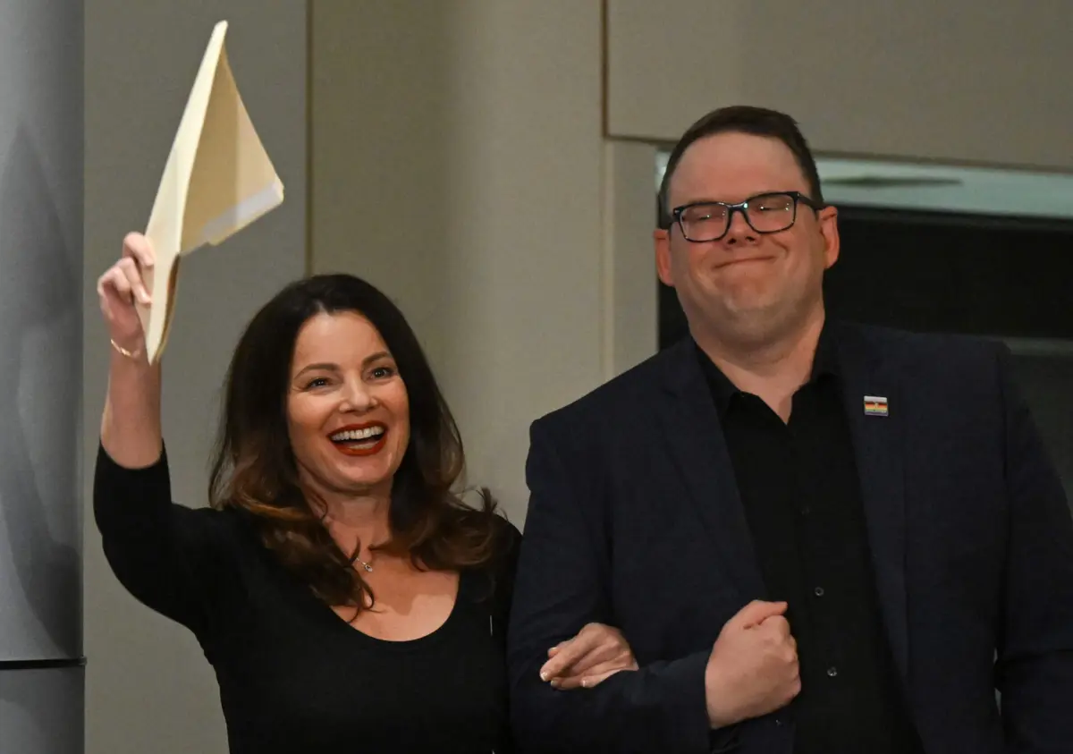 Fran Drescher e Duncan Crabtree-Ireland, do SAG-Aftra na assinatura do acordo