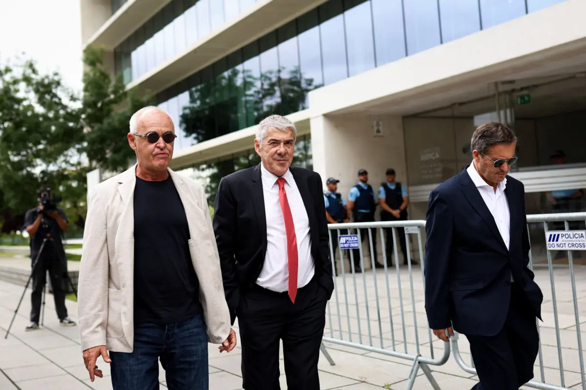 José Sócrates (ao centro) e o advogado Pedro Delille