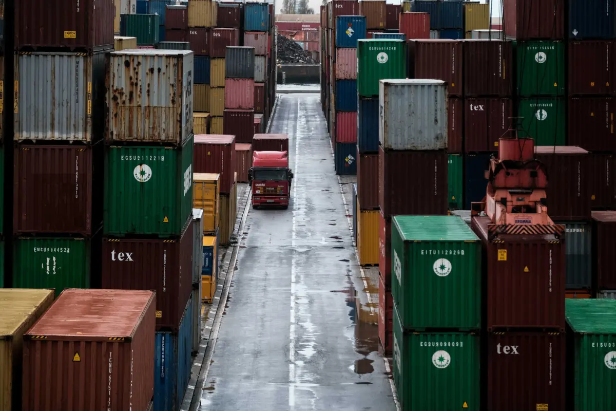 Importações de bens e serviços registaram "uma ligeira diminuição"