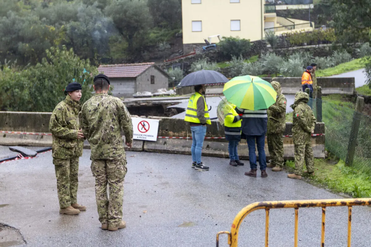 Após desabamento da ponte foi colocada uma travessia pedonal provisória