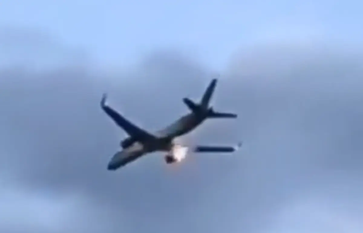 Imagem de contexto do artigo Incêndio no motor obriga Boeing com 281 pessoas a bordo a aterrar de emergência em Itália