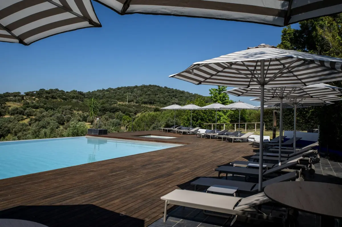 O hotel tem uma piscina debruçada sobre o montado de sobro e azinho.