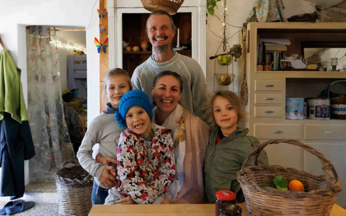 Casal tem três filhos: uma menina de nove anos e os gémeos de seis