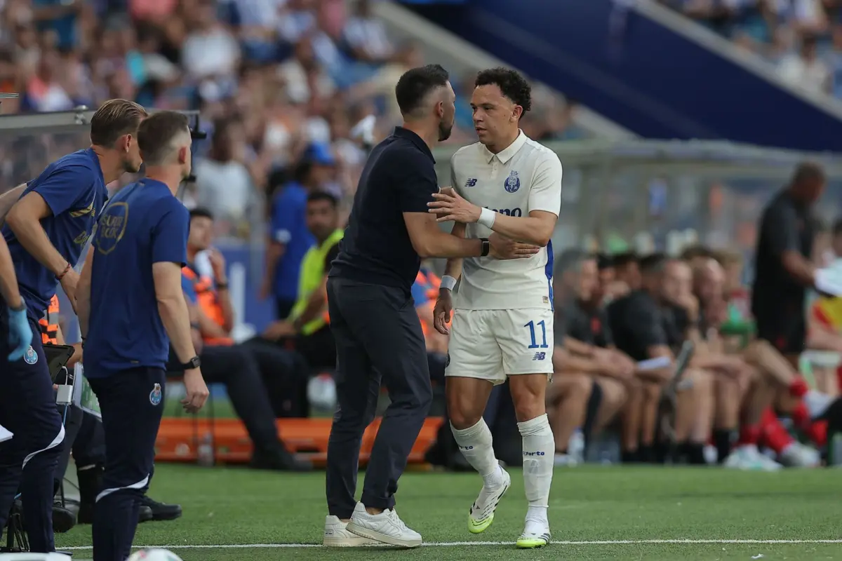 Pepê com Farioli no encontro diante do Twente