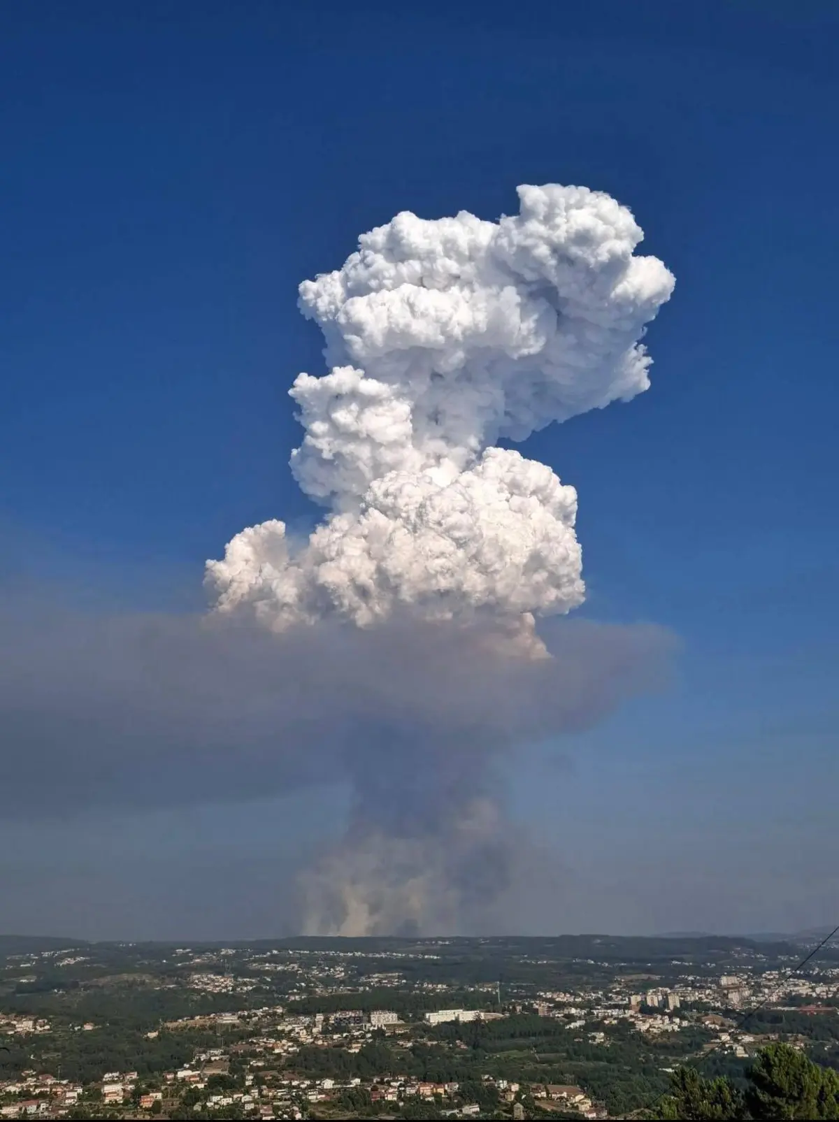 Imagem de contexto do artigo Pirocúmulo: nuvem vertical densa formada durante incêndio em Sabrosa