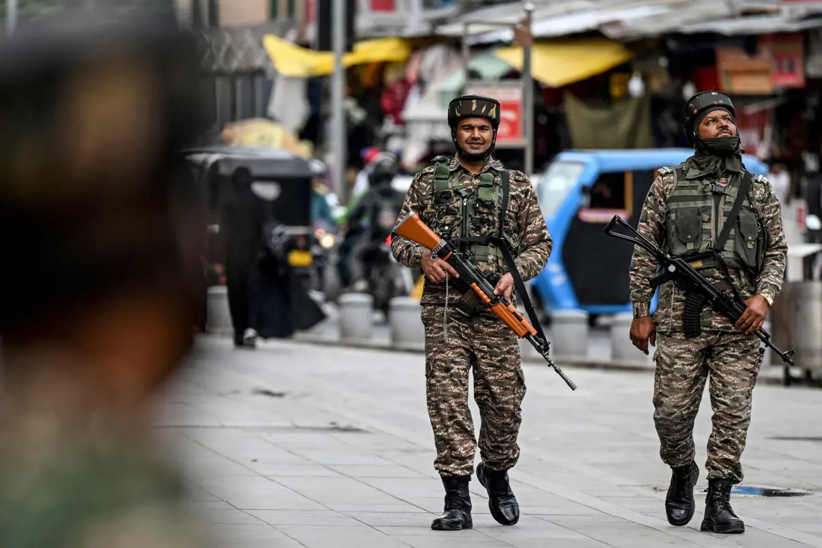Soldados indianos patrulham a rua em Srinagar, na disputada região de Caxemira